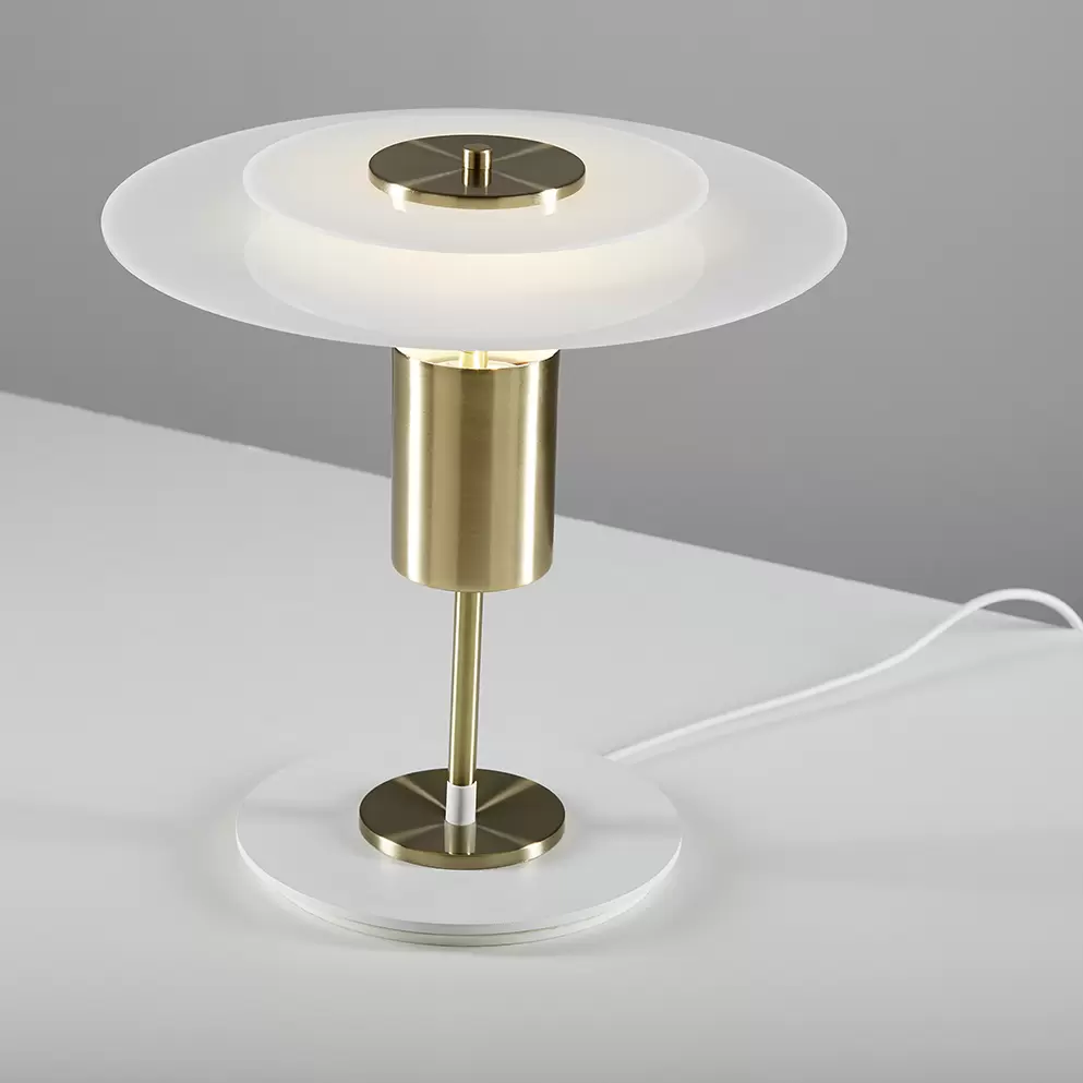 Lámpara de mesa Orbit. Luminaria de techo fabricada en acrílico y hierro, de estilo moderno, con LED integrado y disponible en dos colores: bronce y plátil.