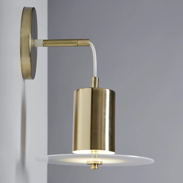 Aplique Orbit. Luminaria de techo fabricada en acrílico y hierro, de estilo moderno, con LED integrado y disponible en dos colores: bronce y plátil.
