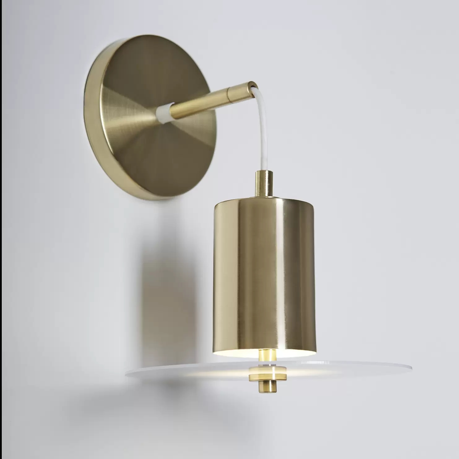 Aplique Orbit. Luminaria de techo fabricada en acrílico y hierro, de estilo moderno, con LED integrado y disponible en dos colores: bronce y plátil.