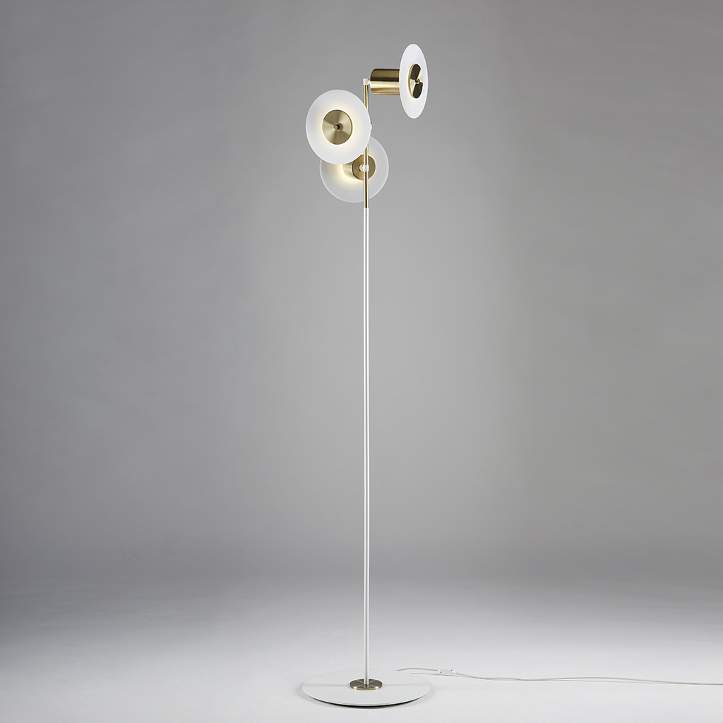 Lámpara de pie Orbit Triplo. Luminaria fabricada en acrílico y hierro, estilo moderno, con LED integrado, disponible en dos colores: bronce y plátil