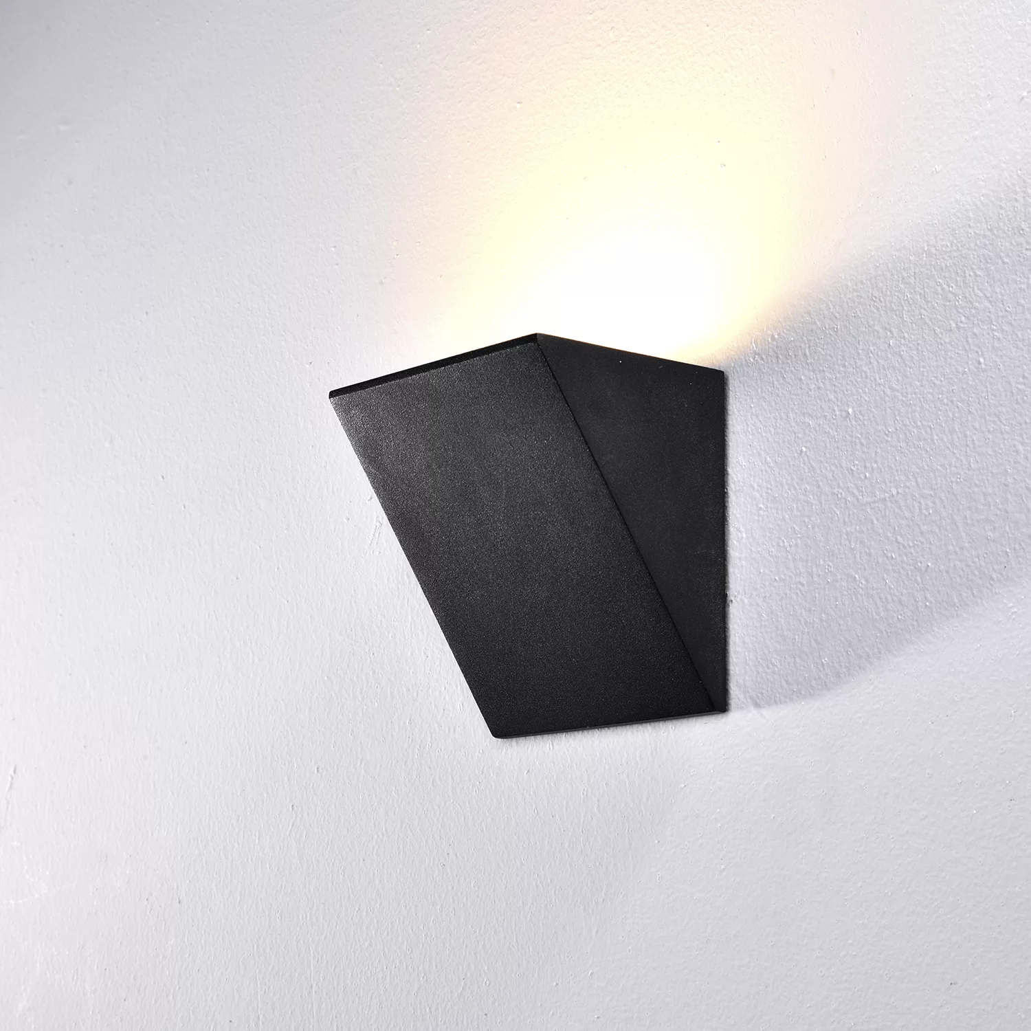 Aplique Rise. Luminaria de aplique para exteriores fabricado en aluminio y difusor de vidrio. Resistente a la intemperie. Disponible en color negro.
