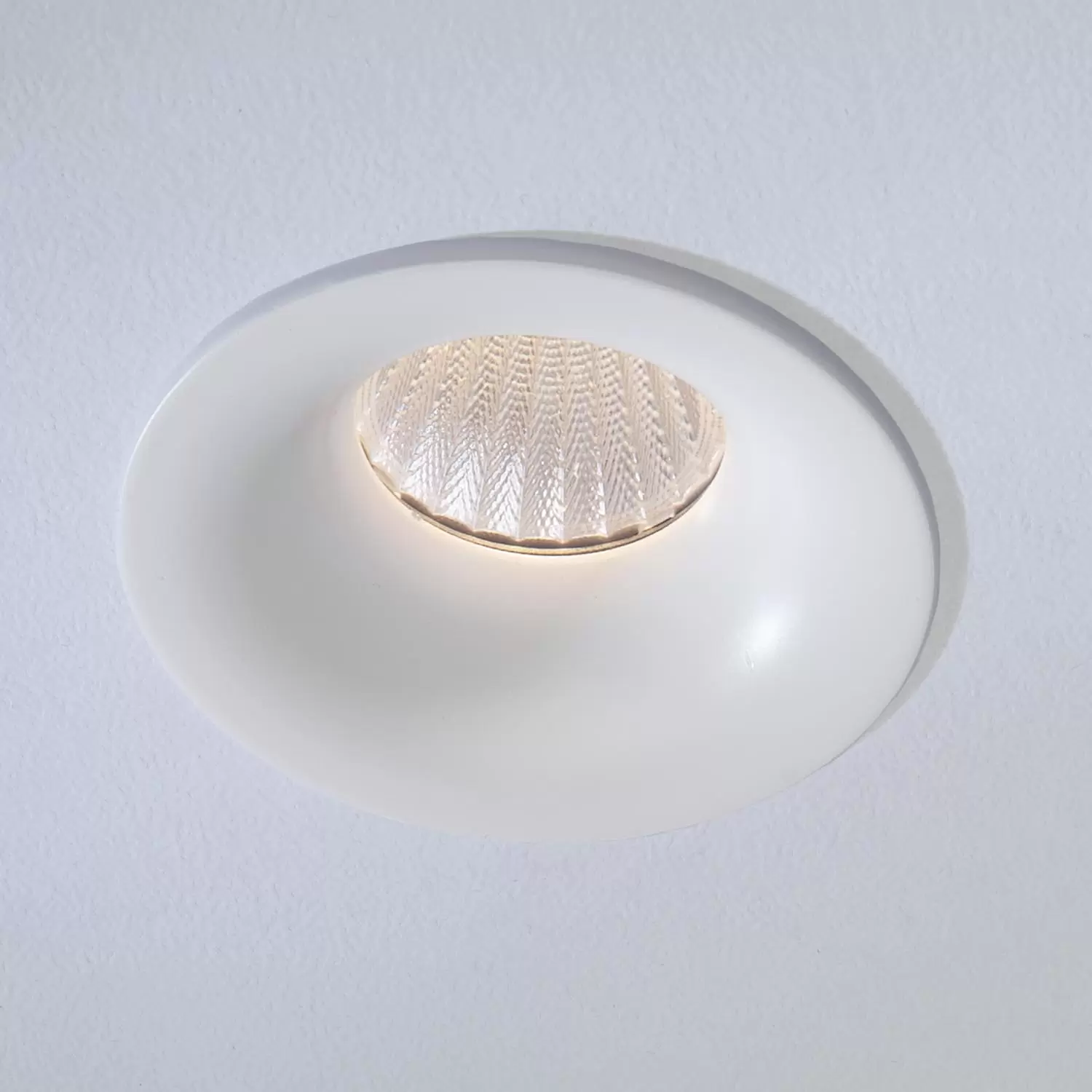 Embutido Setra 007DM. Luminaria modular ágil de techo, de estilo moderno y fabricada en aluminio. Disponible sólo en color blanco.