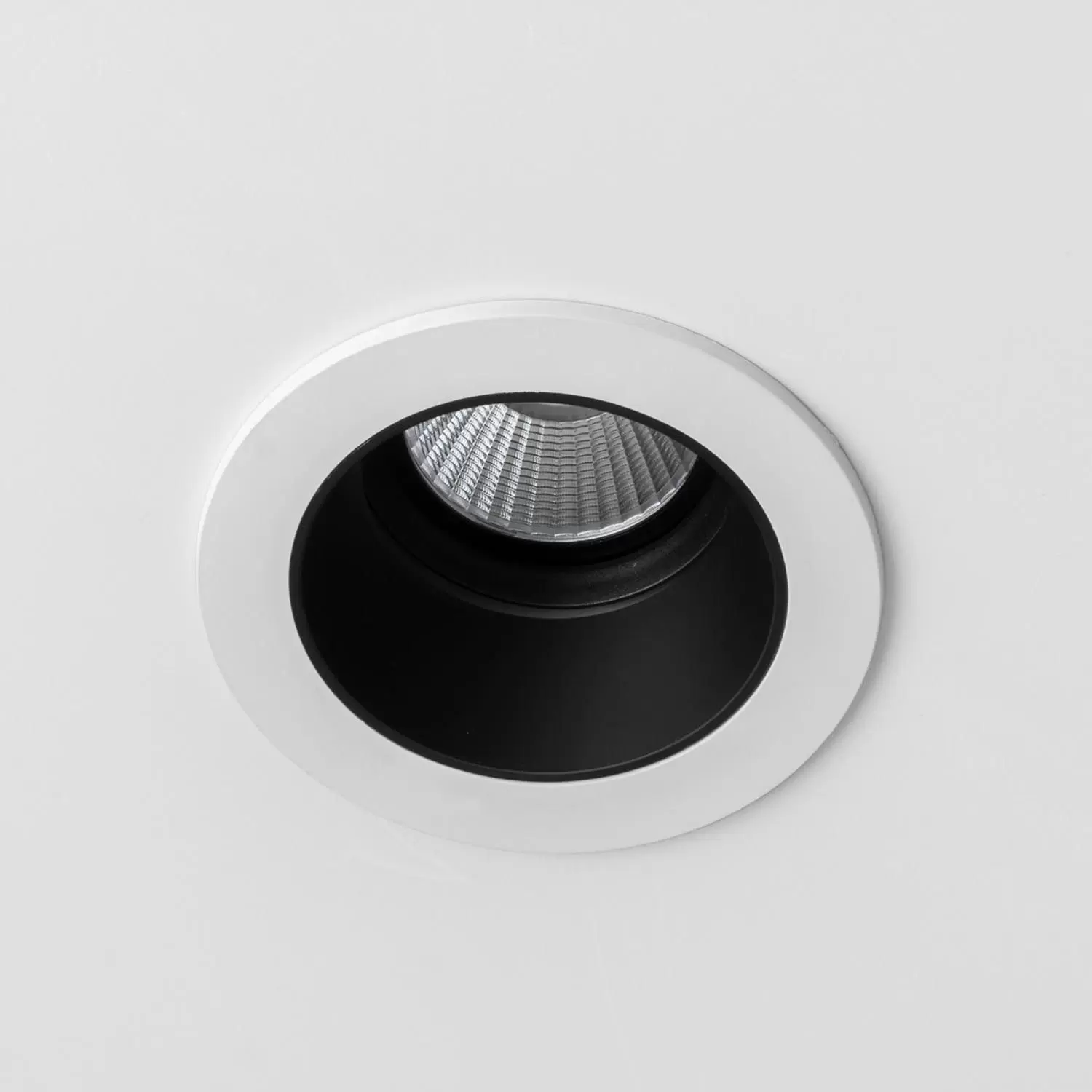 Embutido Setra 008M. Luminaria modular ágil de techo, de estilo moderno y fabricada en aluminio. Disponible sólo en color blanco.