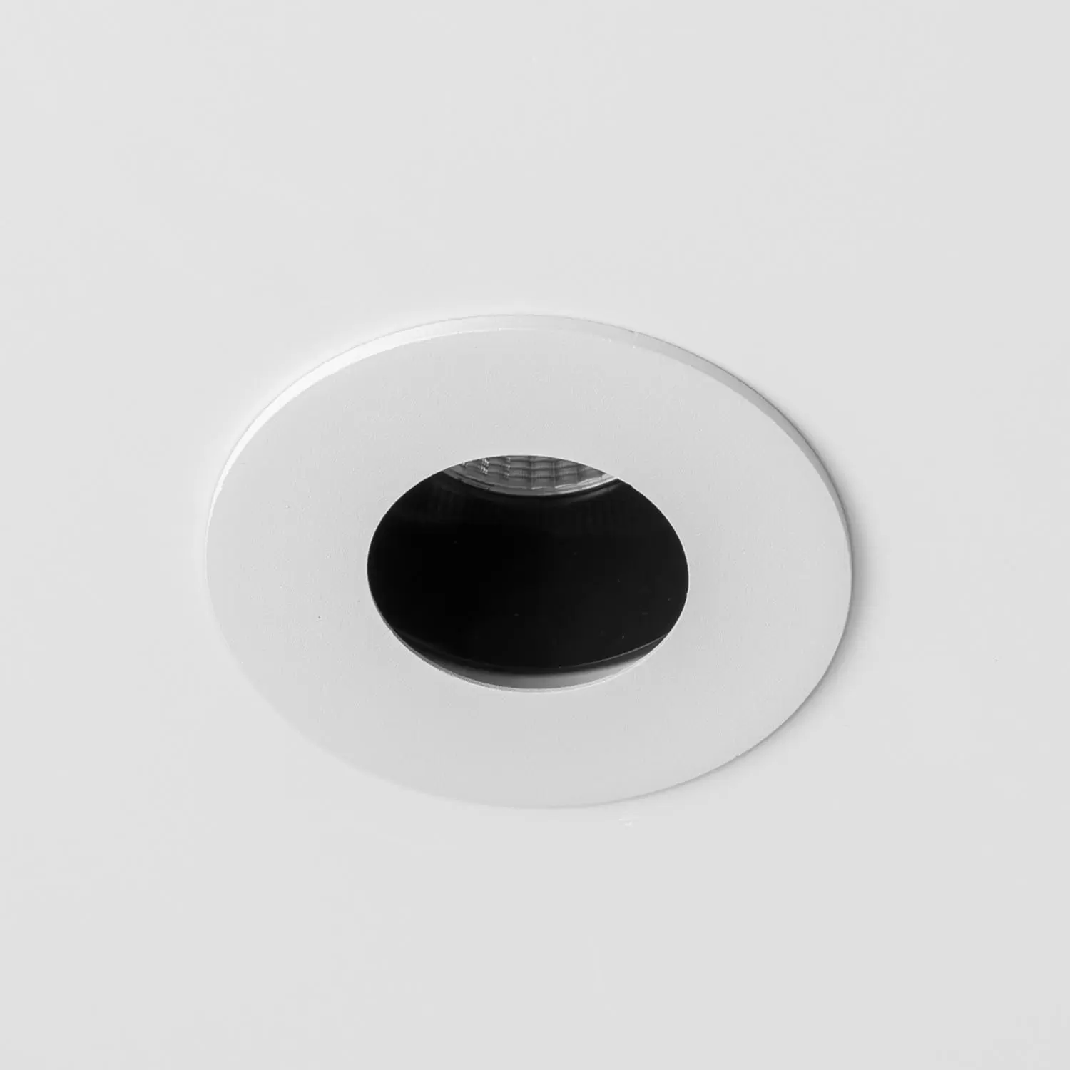 Embutido Setra 040BM. Luminaria modular ágil de techo, de estilo moderno y fabricada en aluminio. Disponible sólo en color blanco.