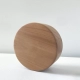 Lámpara de mesa Sombro. Luminaria de estilo nórdico, fabricada en madera torneada de cedro natural, con LED cálido integrado.