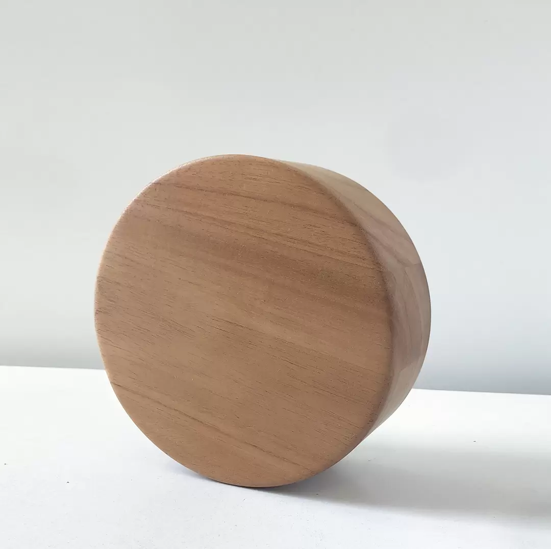 Lámpara de mesa Sombro. Luminaria de estilo nórdico, fabricada en madera torneada de cedro natural, con LED cálido integrado.