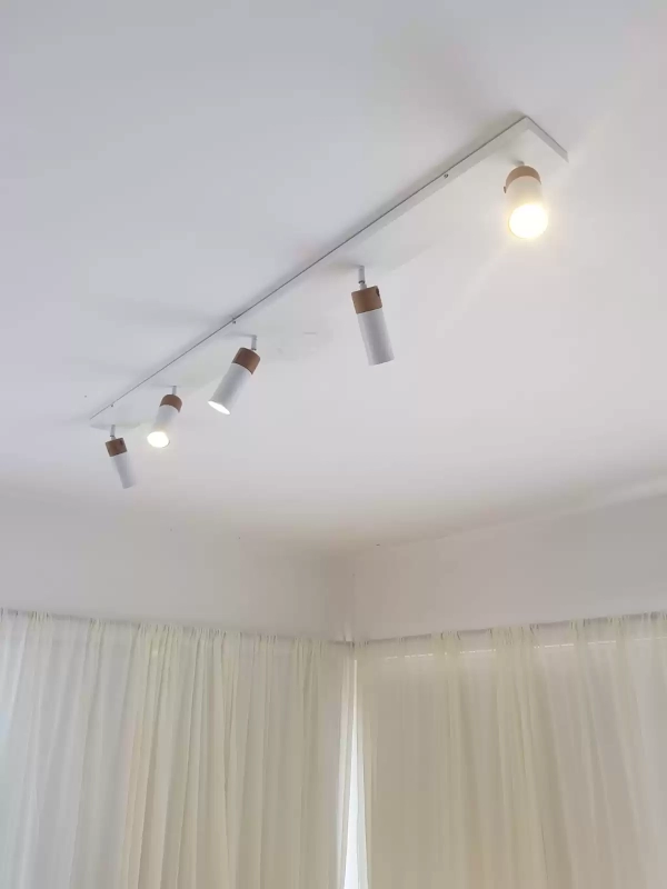 Spot Lineal. Luminaria de techo fabricada íntegramente en hierro de 2, 3 o 5 luces y disponible en 3 colores: negro, blanco o bronce.