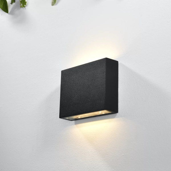 Aplique Tante Q. Luminaria de aplique para exteriores fabricado en cuerpo de aluminio. Disponible en color negro y en dos potencias: 6w y 12w.