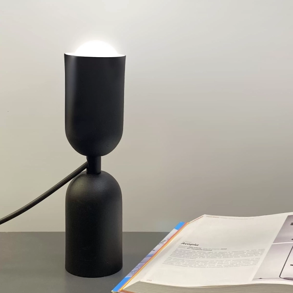 Lámpara de mesa Domo. Luminaria de mesa, de estilo moderno, fabricada íntegramente en metal. Disponible en color blanco o negro.