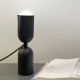Lámpara de mesa Domo. Luminaria de mesa, de estilo moderno, fabricada íntegramente en metal. Disponible en color blanco o negro.
