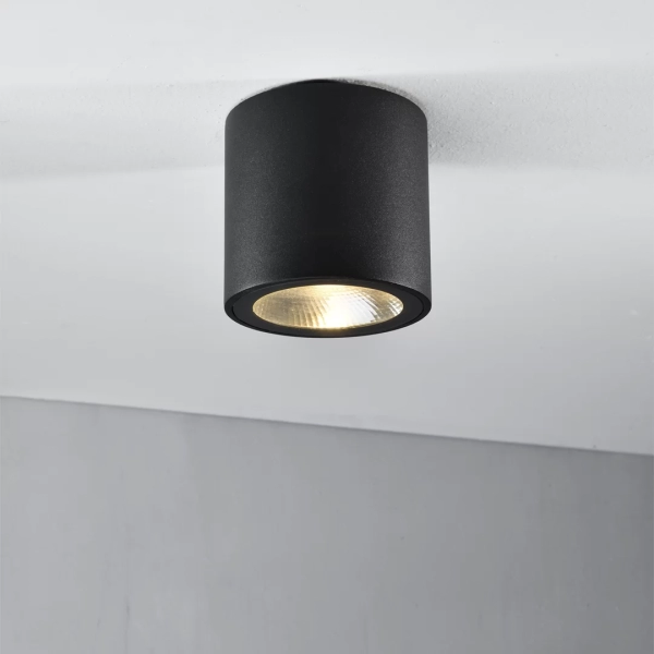 Plafón Cinder. Luminaria de techo de estilo moderno fabricada en aluminio con difusor de vidrio. Disponible en color blanco o negro.