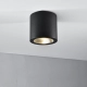 Plafón Cinder. Luminaria de techo de estilo moderno fabricada en aluminio con difusor de vidrio. Disponible en color blanco o negro.