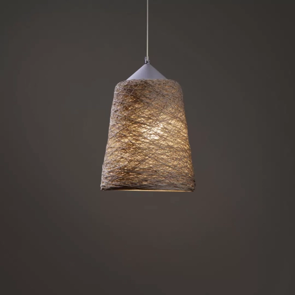 Colgante Hilara. Lámpara completamente artesanal hecha de fibra de algodón resinada con cono de madera Guatambú. Color: crudo.