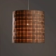 Colgante Lírica. Lámpara fabricada artesanalmente. Es una estructura metálica tejida trenzada con láminas de madera Guatambú. Disponible en varios tamaños