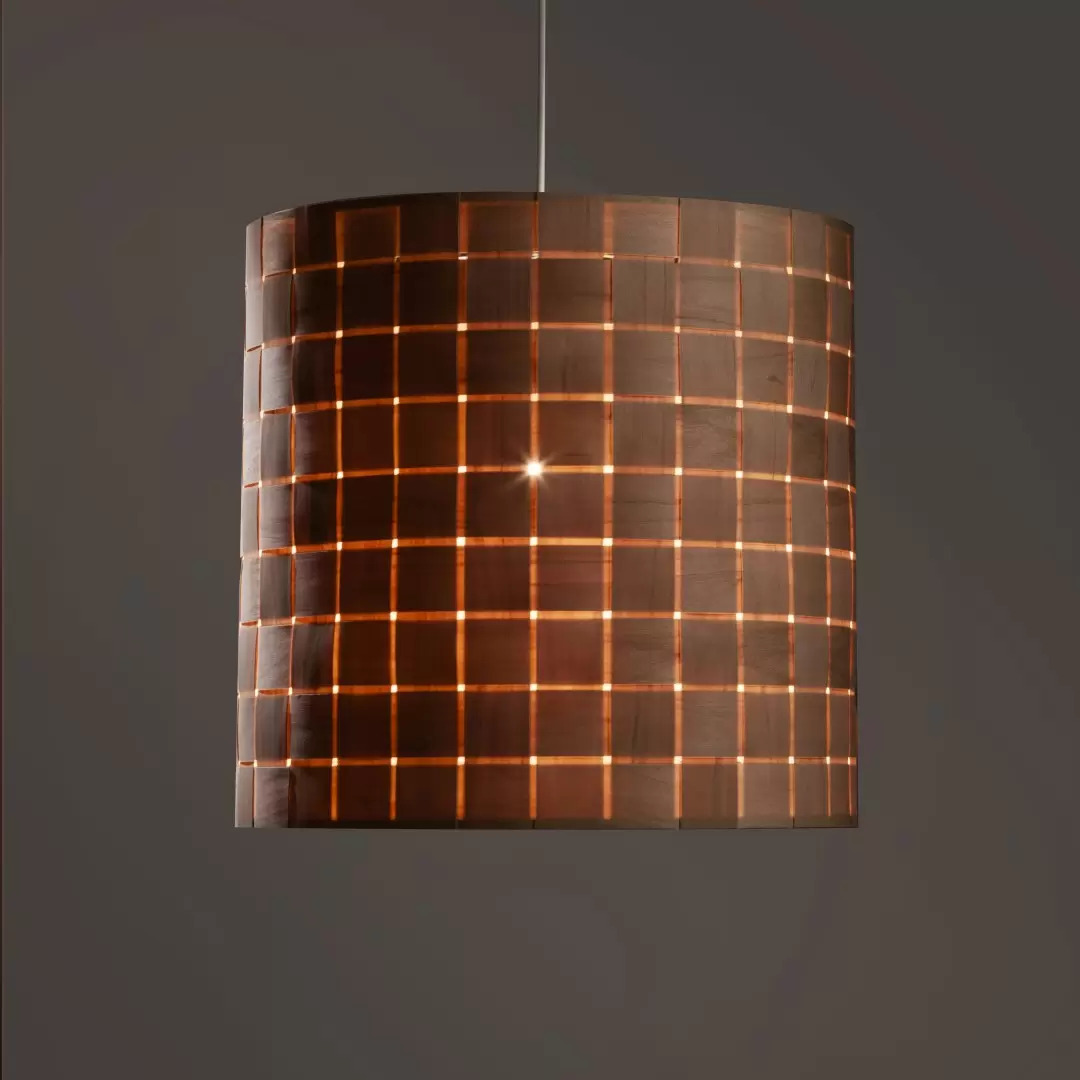 Colgante Lírica. Lámpara fabricada artesanalmente. Es una estructura metálica tejida trenzada con láminas de madera Guatambú. Disponible en varios tamaños
