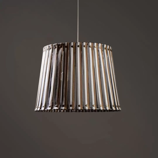 Colgante Mendy Courreges. Lampara colgante confeccionada en estructura de metal tejida en correas de polipropileno. Estilo rústico.