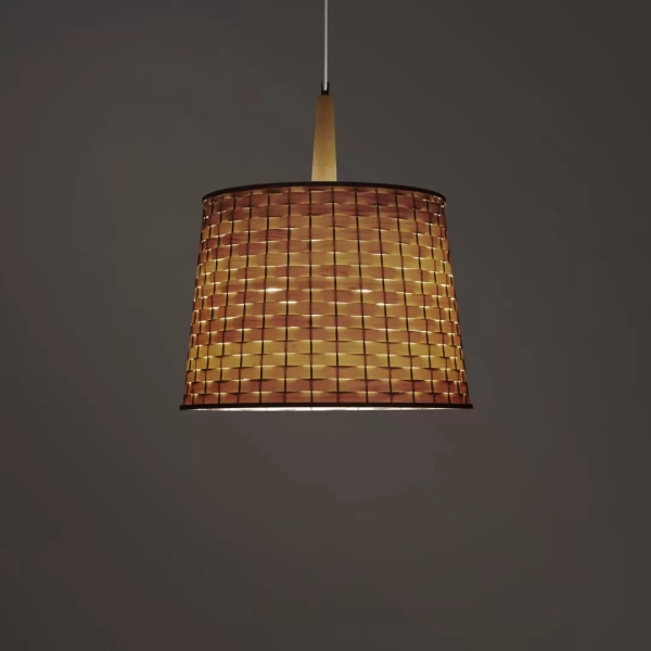 Colgante Mendy Trenza. Lampara colgante confeccionada en estructura de metal tejida en trenzas de madera Guatambú traslucido.