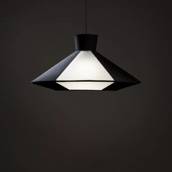 Colgante Ovna. Lámpara colgante confeccionada en estructura de metal con tela de lino rígido. Disponible en color negro combinado con blanco.
