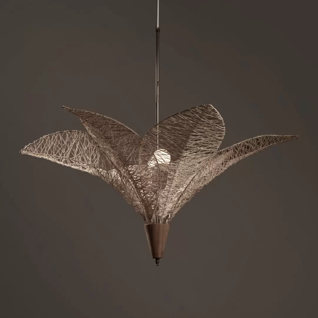 Colgante Ramo. Ramo es una lámpara completamente artesanal hecha de fibra de algodón resinada con cono de madera Guatambú. Disponible en S y L.