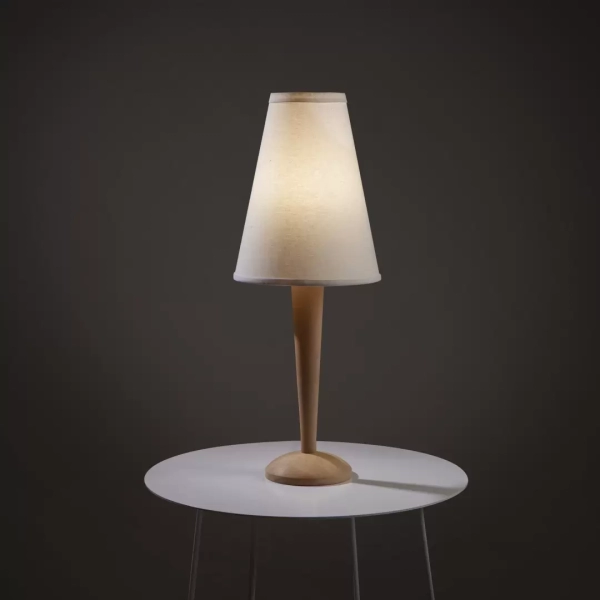 Lámpara de mesa Slima. Lámpara velador confeccionada artesanalmente. Base de madera Guatambú torneada. Pantalla de tela rígida bicapa.