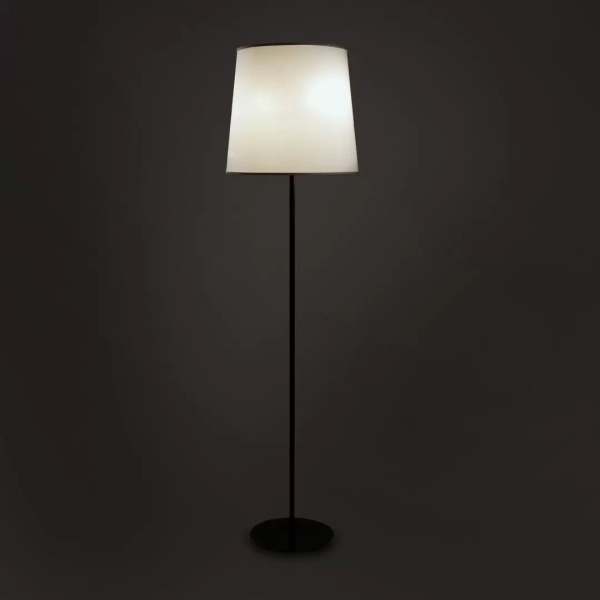 Lámpara de pie Vara. Lámpara de piso rústica fabricada con cuerpo de hierro patinado y pantalla de gross, cottone, lino o rafia.