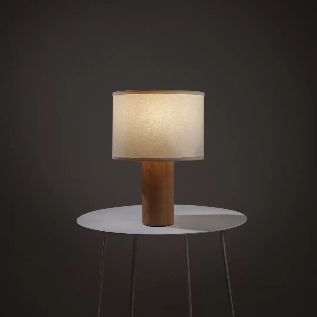 Lámpara de mesa Cilindro. Lámpara velador confeccionada artesanalmente. Base de madera Guatambú torneada. Pantalla de Iino rígido bicapa.
