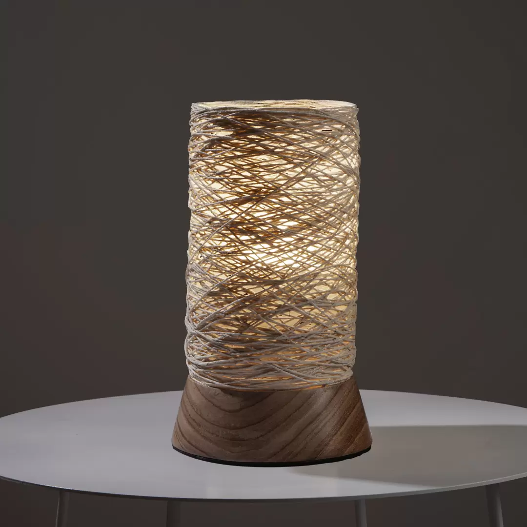 Lámpara de mesa Tubo Hilo Tejido. Lámpara velador confeccionada artesanalmente. Base de madera Guatambú torneada. Pantalla tubo de hilo de algodón resinado.