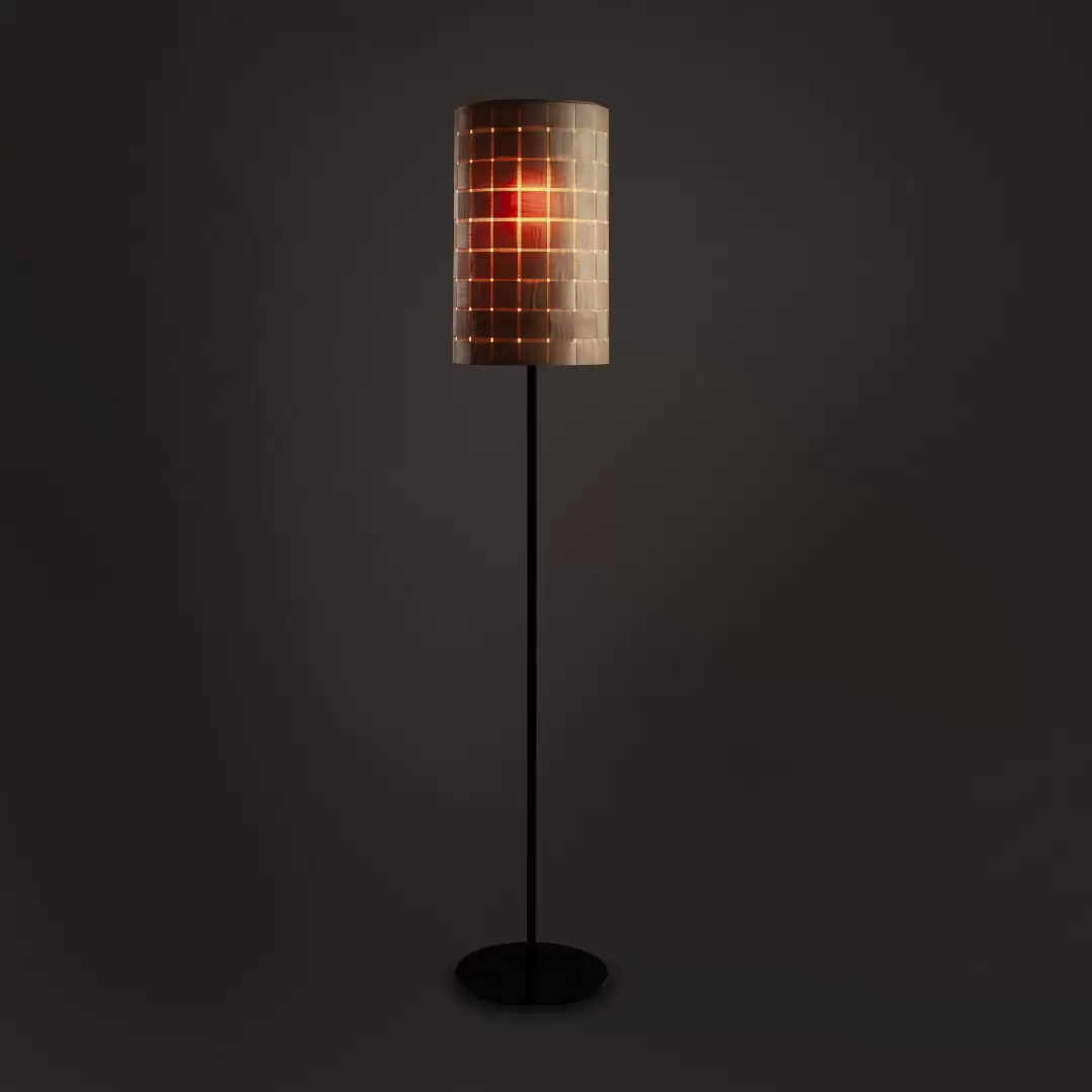 Lámpara de pie Vara Lírica. Lámpara de piso de estilo rústico, fabricada con base de hierro tubo esmaltado y pantalla rígida trenzado en madera Guatambú.